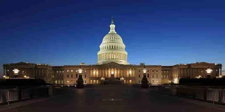 US Capitol Building lit up at night